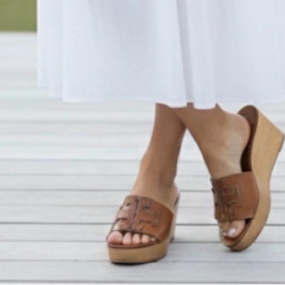 Tory Burch Shoes - Tory Burch INES 80MM WEDGE SLIDE
CALF LEATHER/METALLIC VEG
LEATHER
SIZE US 7